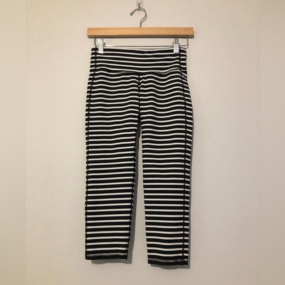 Athleta Black & White Striped Women’s XS Capri Activewear Leggings
